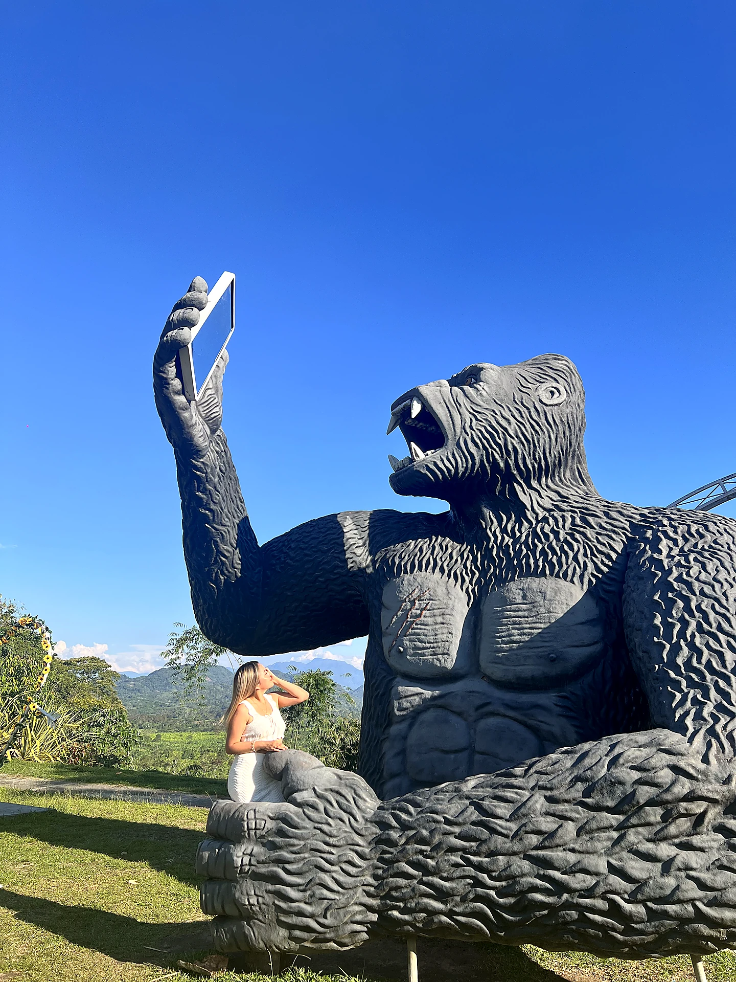 Visitante posando junto al Gorila selfie de El Nativo