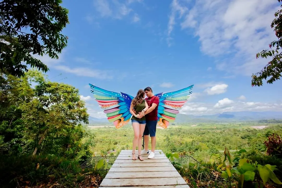 Pareja posando frente a las alas de colores en un mirador de El Nativo