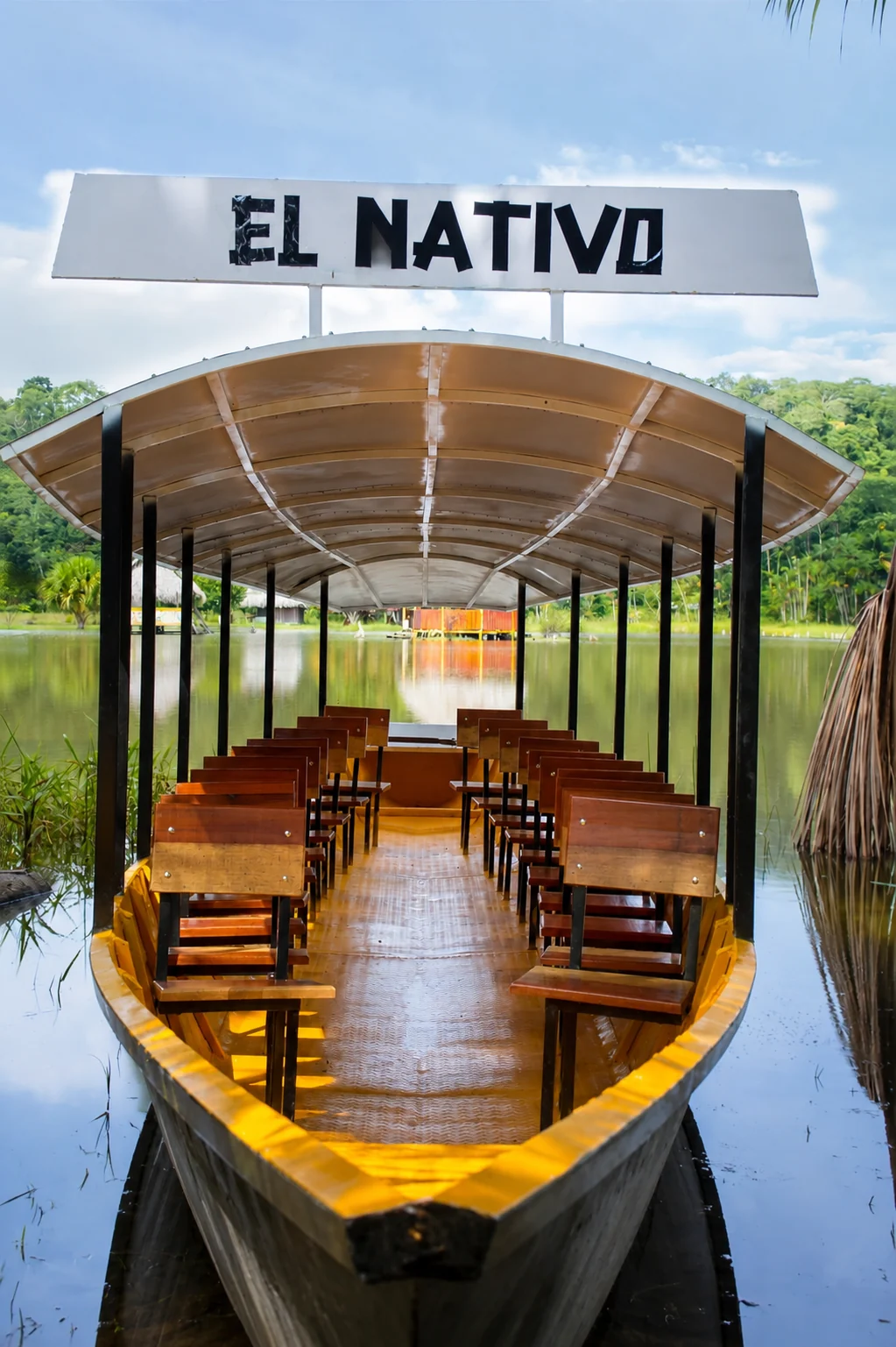 Bote de pasajeros de El Nativo listo para recorrer la laguna