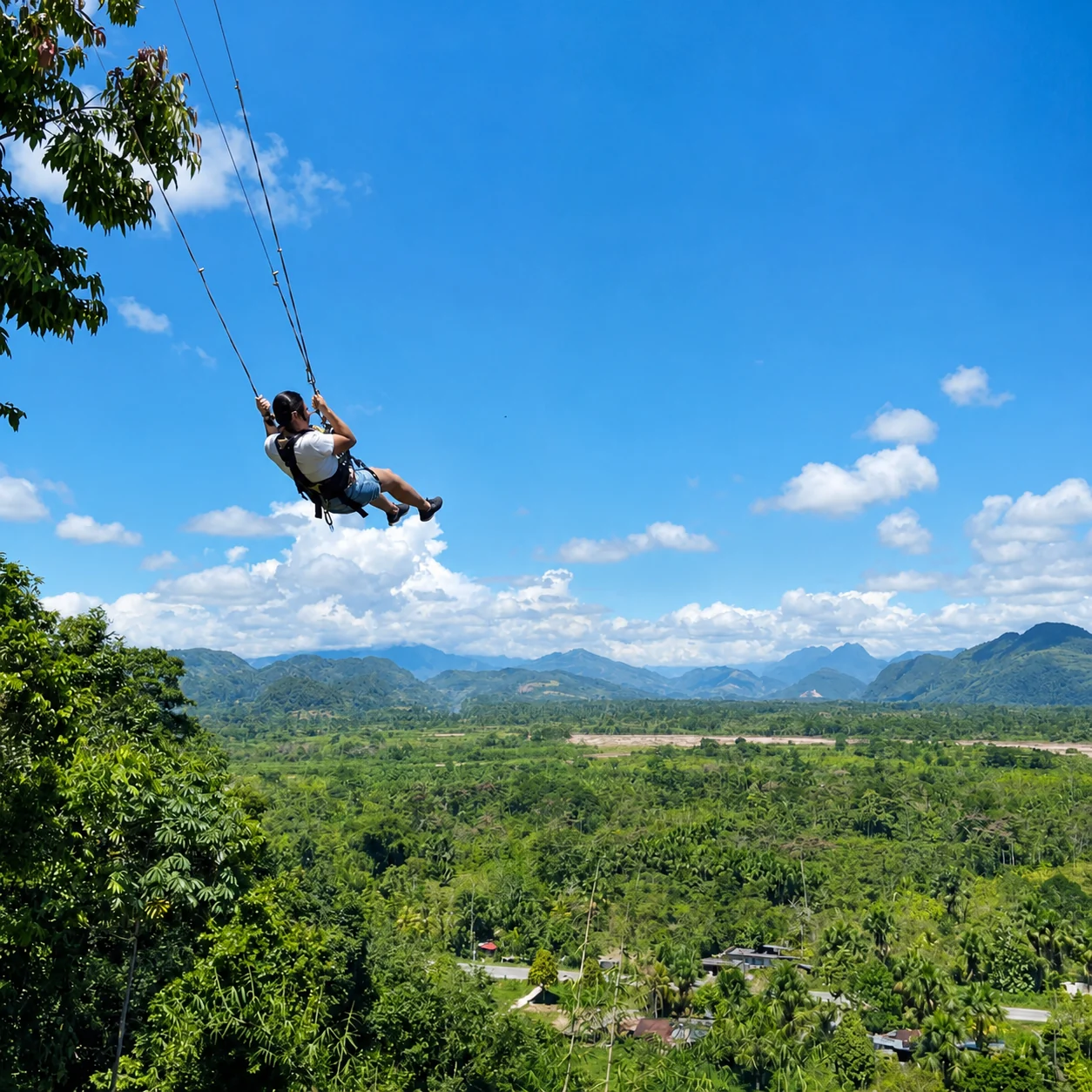 Visitante en el columpio extremo sobre el paisaje de selva y montañas