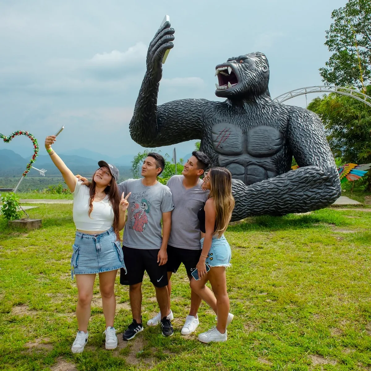 Grupo de cuatro amigos posando frente al Gorila selfie de El Nativo