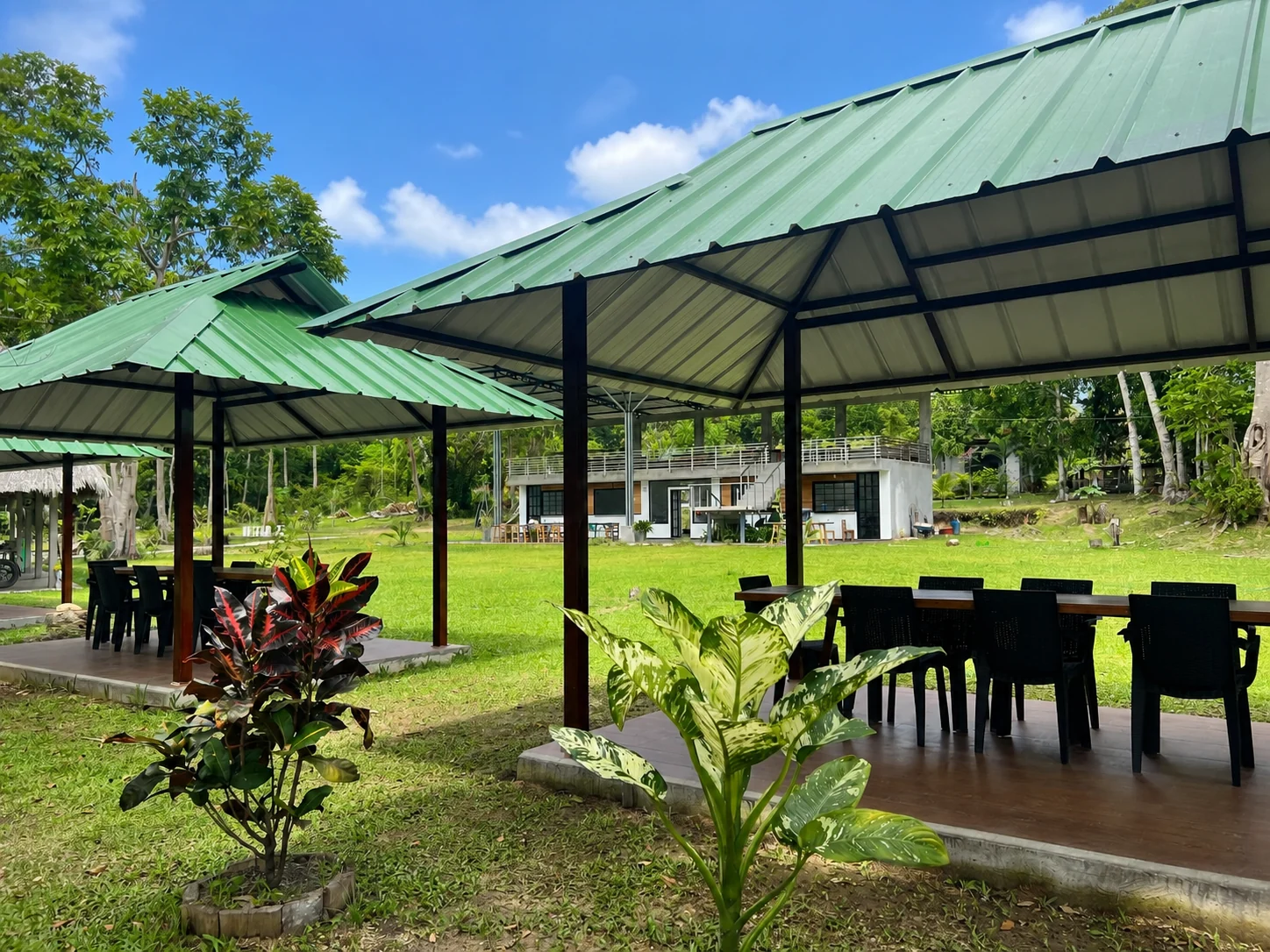 Pabellones, mesas y jardines del patio de comidas de El Nativo
