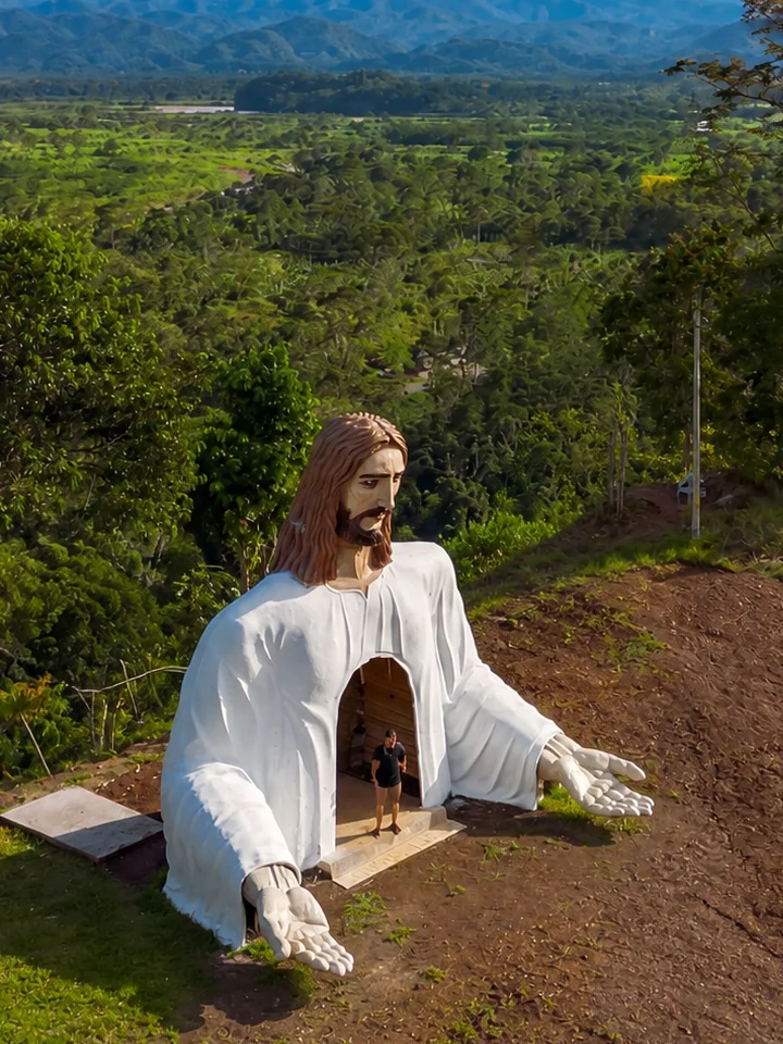 El Jesús de El Nativo con una visitante y vista panorámica del valle